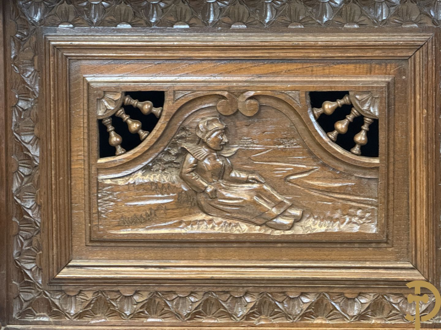 Massief eiken Bretoense eetkamer bestaande uit buffet met 3 deuren boven, 2 deuren onder, lades midden en gesculpteerde geanimeerde scènes + desserte + uittrekbare tafel + 6 stoelen + extra allonge