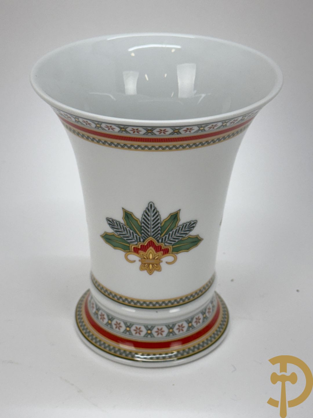 Varia porselein en keramiek : paar jardinières met zwanen, apothekerspot, 2 schenkkannen Franklin Mint en vaas Hutschenreuter