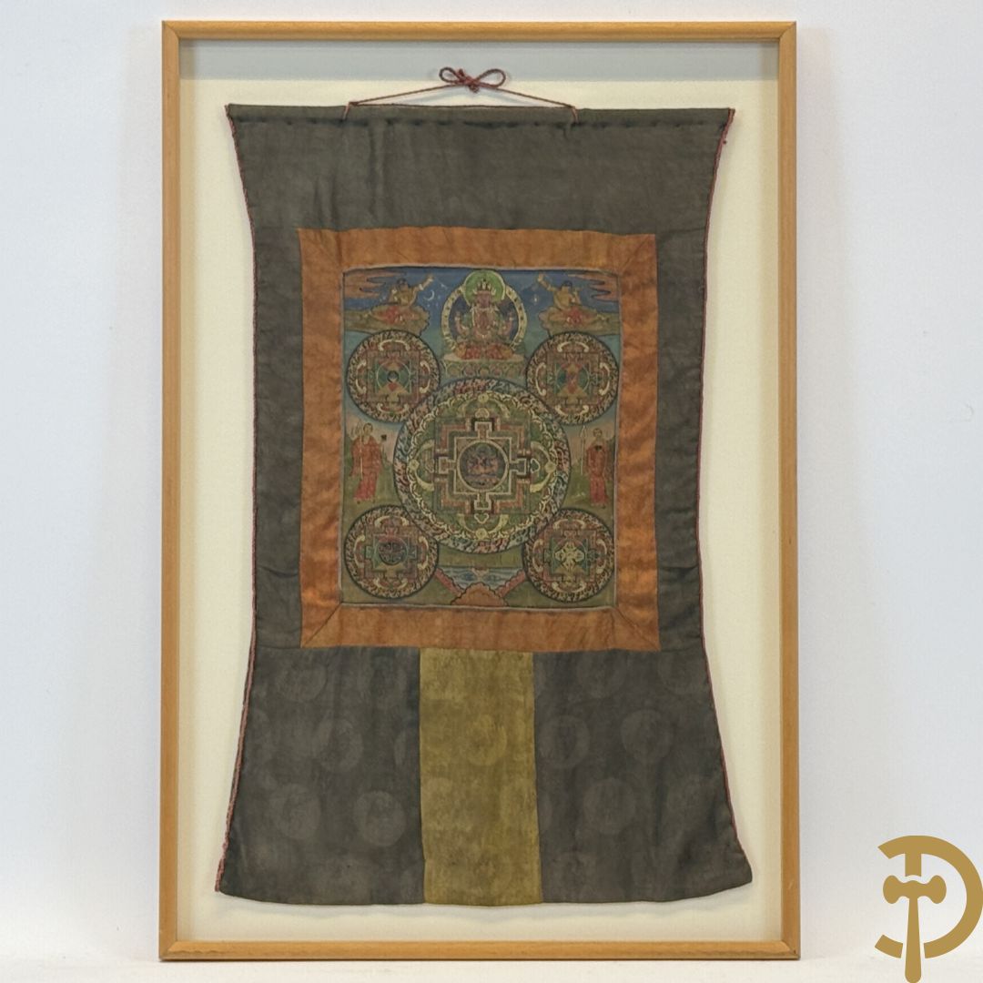 Oude handbeschilderde batic met Boedhistische afbeeldingen ingelijst achter glas