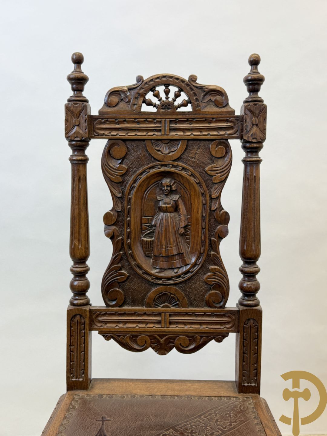 Massief eiken Bretoense eetkamer bestaande uit buffet met 3 deuren boven, 2 deuren onder, lades midden en gesculpteerde geanimeerde scènes + desserte + uittrekbare tafel + 6 stoelen + extra allonge