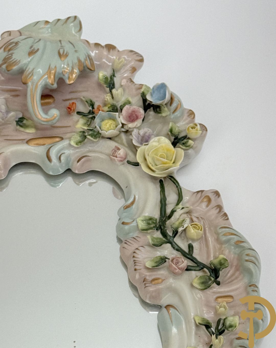 Porseleinen spiegel met cupido en bloemen bezet + porseleinen beeld met cupido en rocailles