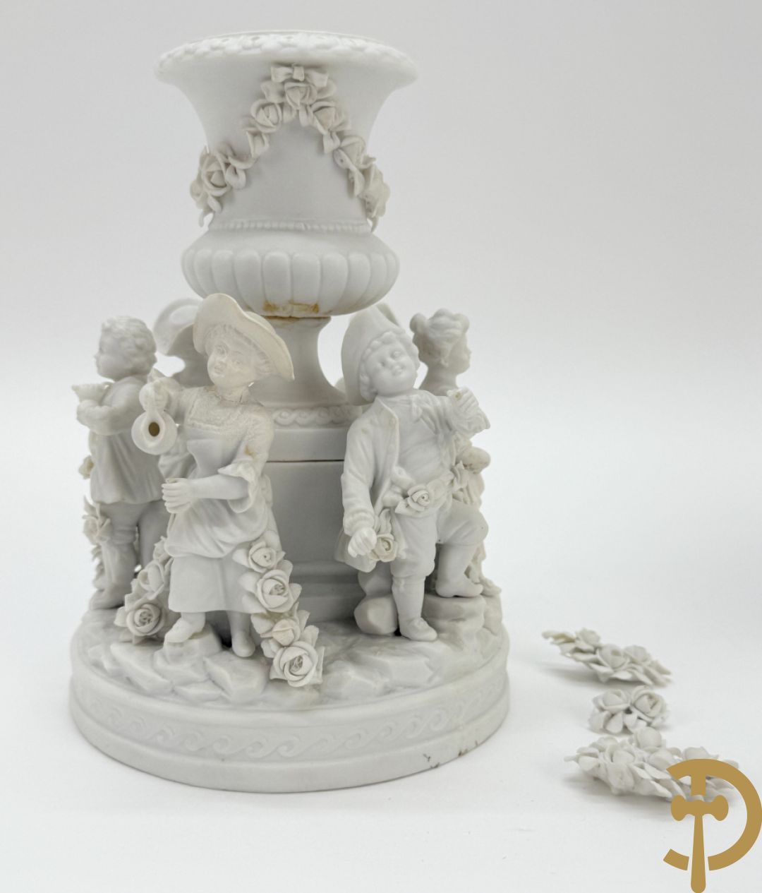 Vijf witte biscuits met cupido