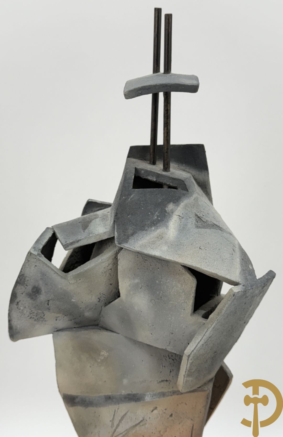 VANDEWEGE Rik getekend onderaan 8816 en 8817 - Twee moderne keramieken abstracte figuren