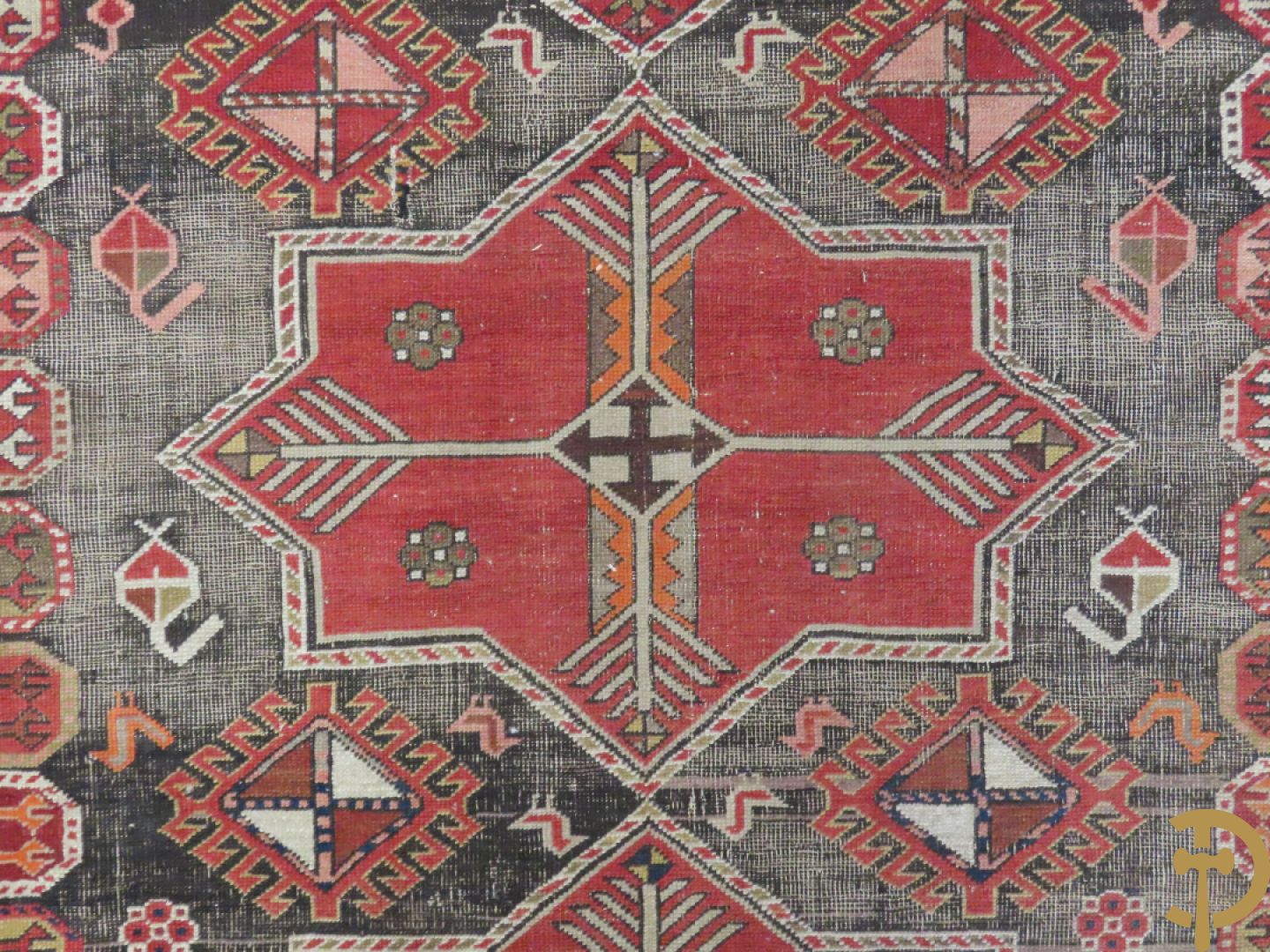 Antiek oosters handgeknoopt Kaukasus tapijt met geometrische patronen