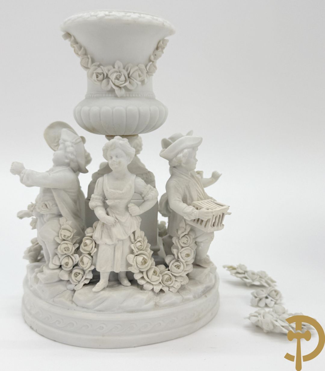 Vijf witte biscuits met cupido