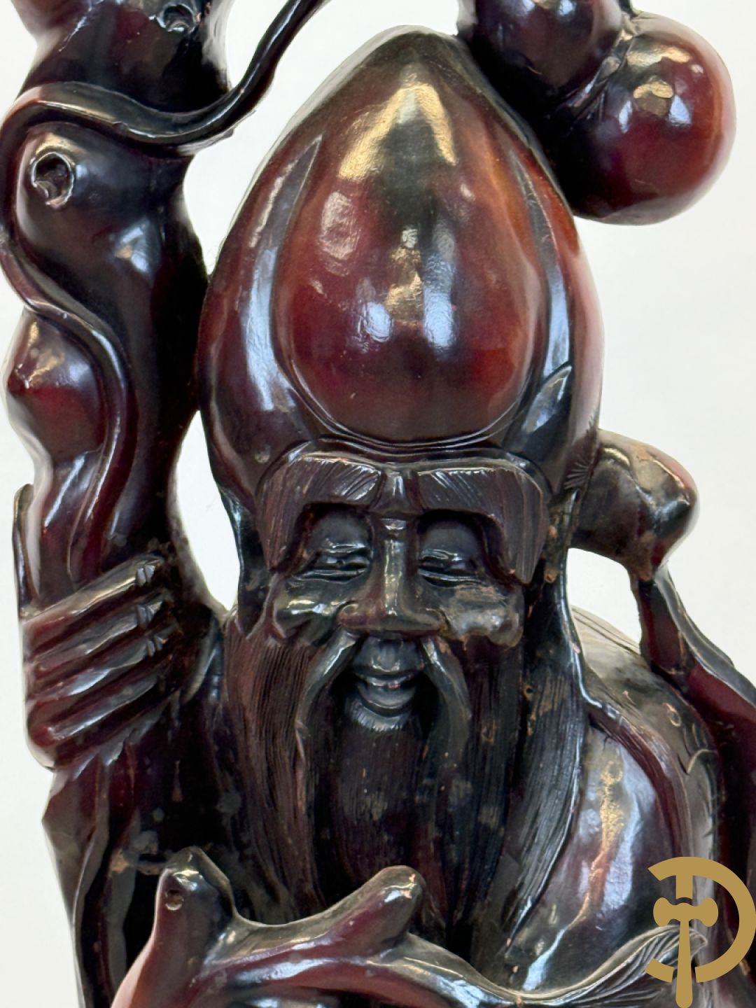 Aziatische houtsculptuur van wijsgeer met staf, vogels en kinderen