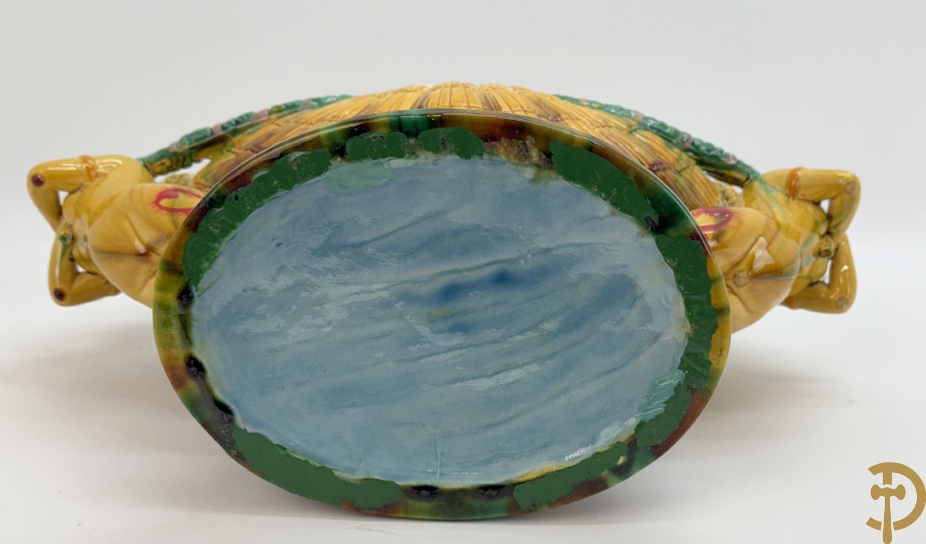 Bloemenjardinière in Majolica met paar dames houdende een schelp