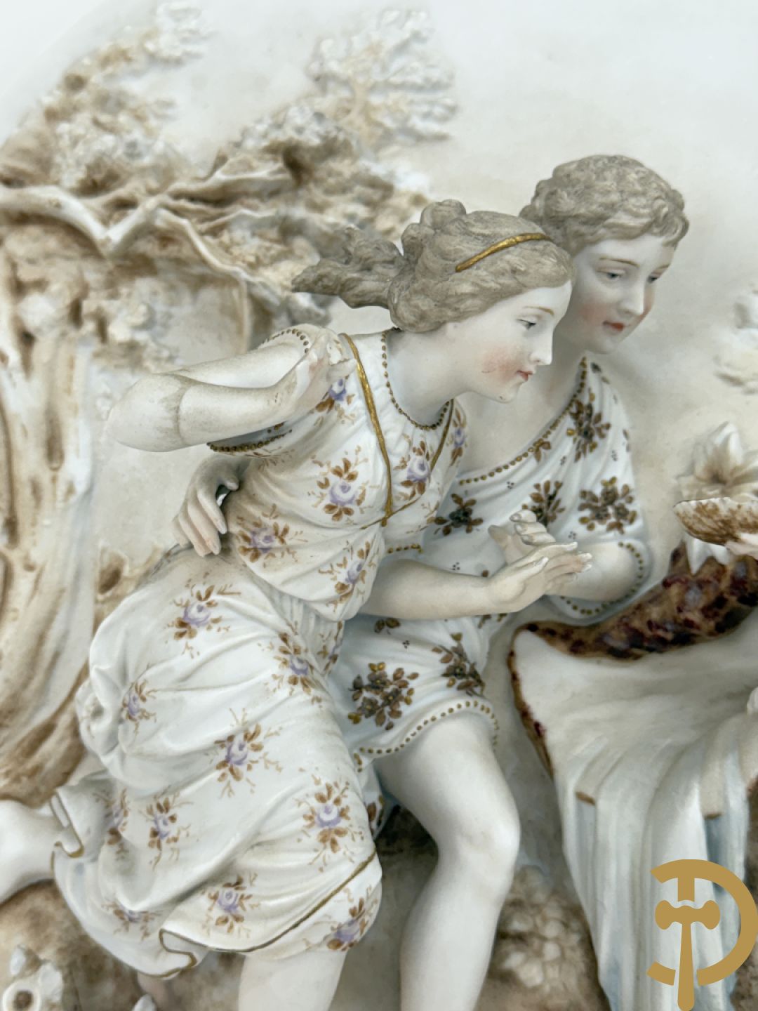 Paar ovale basreliefs met romantisch koppel en cupido in biscuit, achteraan onleesbaar gestempeld