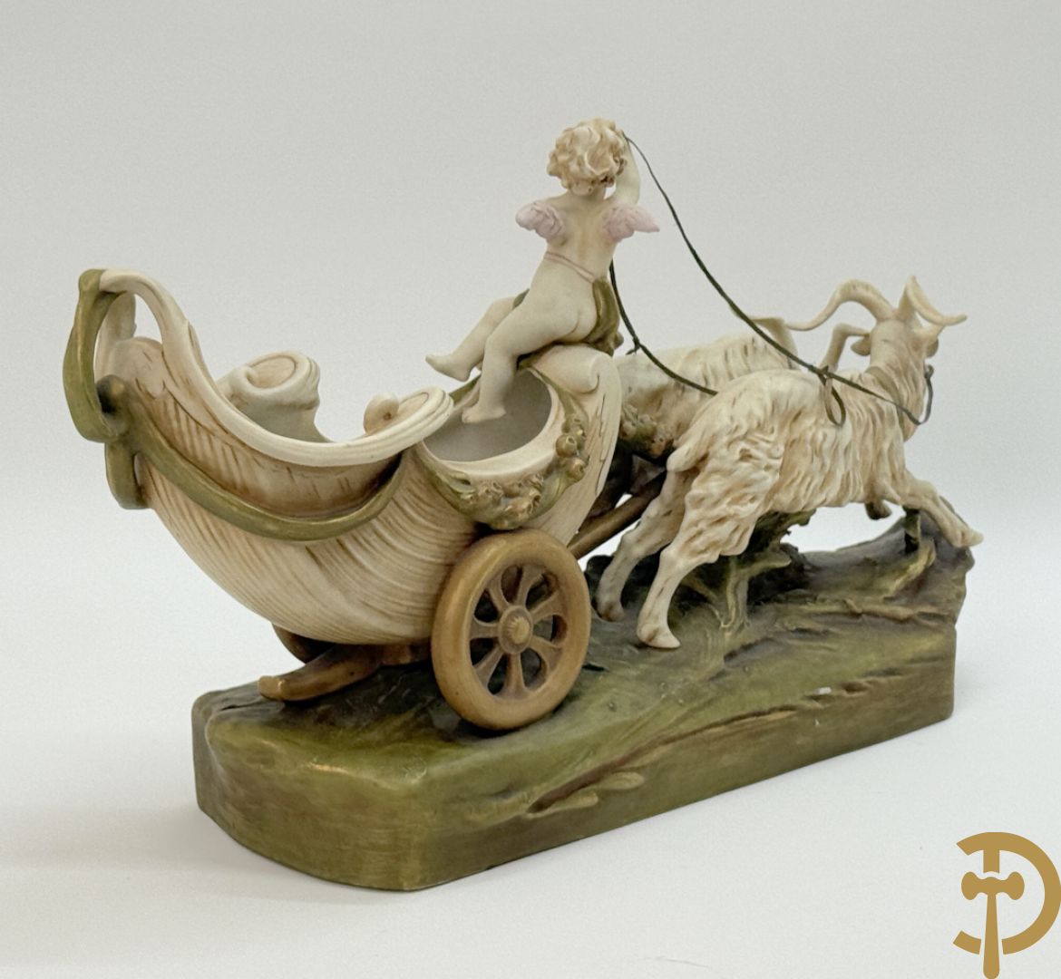 Royal Dux beeld van cupido met 2 rammen op carosse