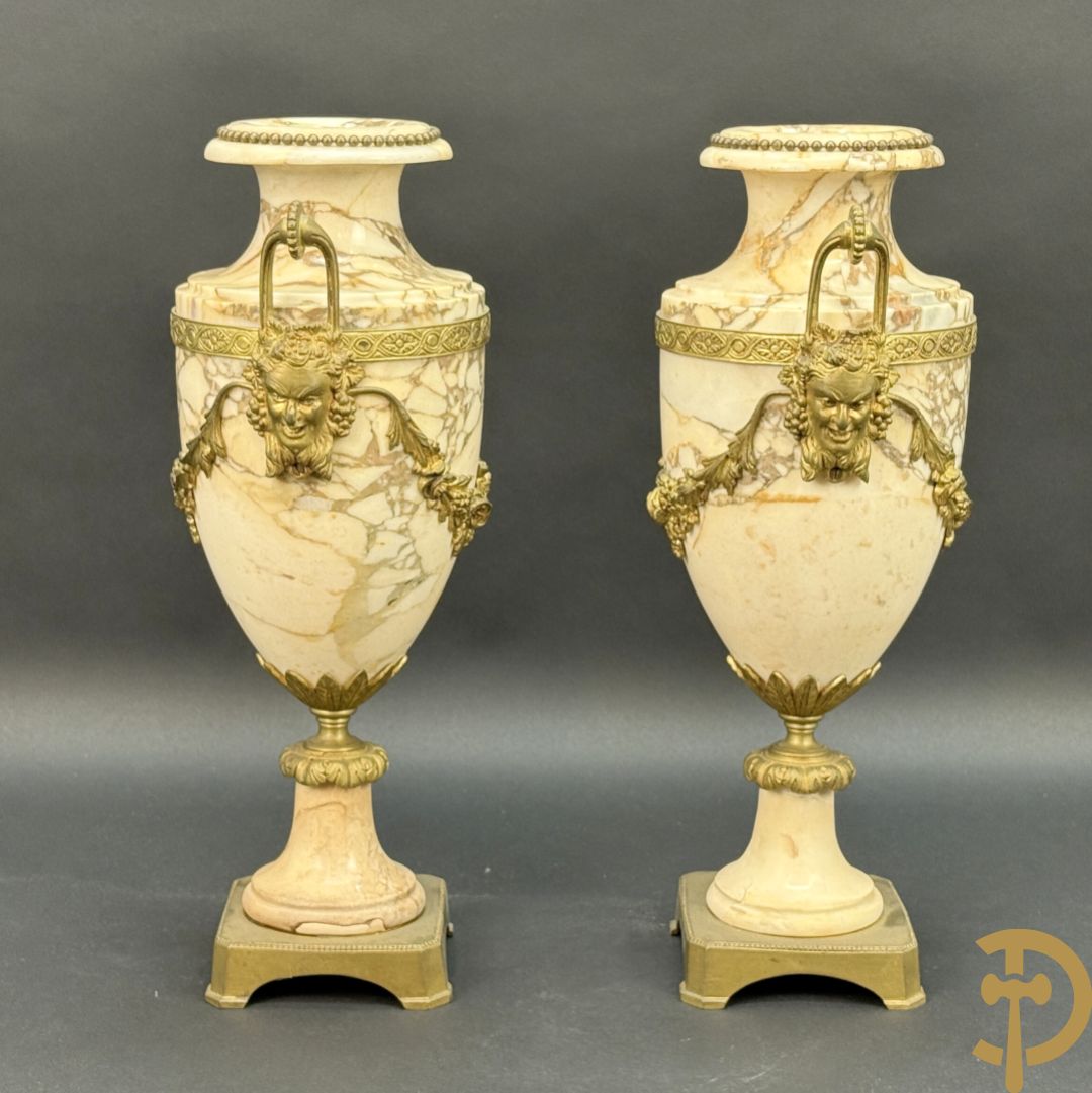 Paar marmeren cassolettes met hermenhoofden en guirlandes