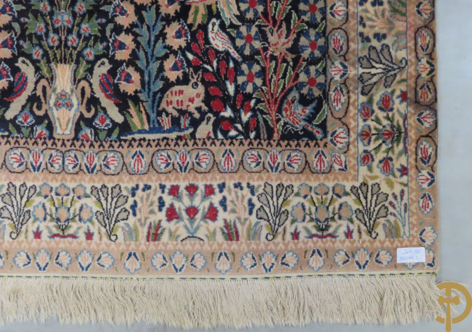 Oosters handgeknoopt tapijt Heriké met decor van amforen , bloemen en vogels