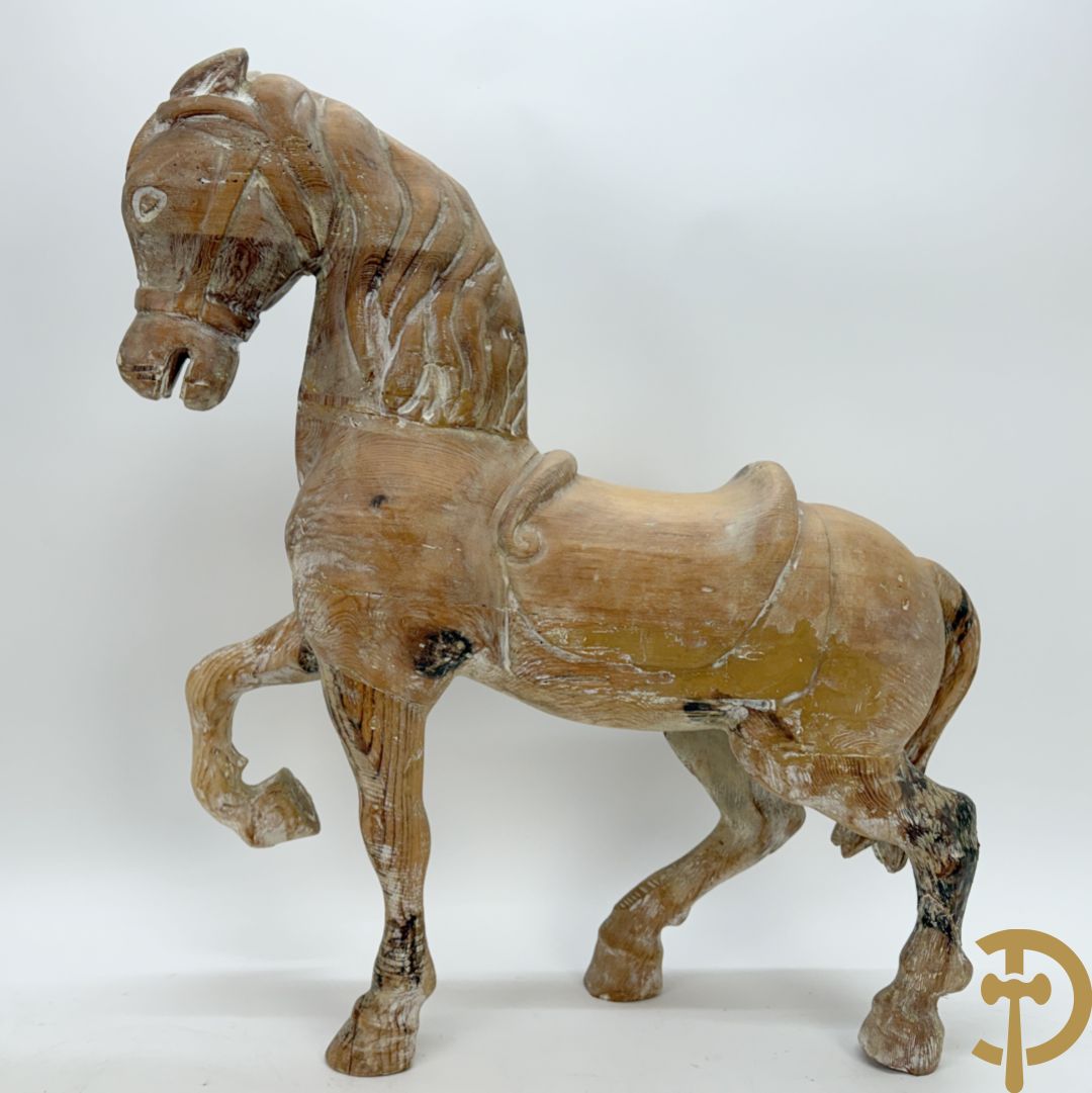Houtgesculpteerd kinderpaard