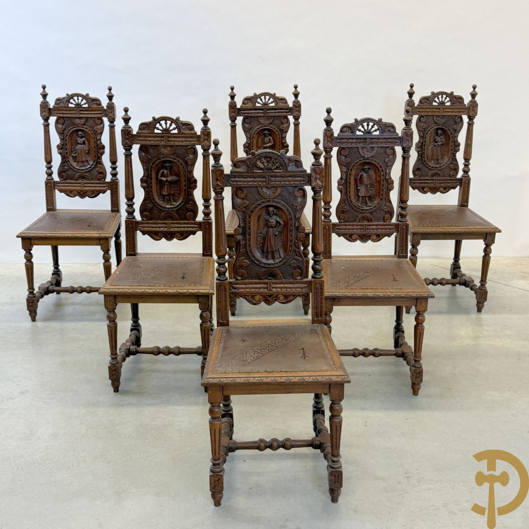 Massief eiken Bretoense eetkamer bestaande uit buffet met 3 deuren boven, 2 deuren onder, lades midden en gesculpteerde geanimeerde scènes + desserte + uittrekbare tafel + 6 stoelen + extra allonge