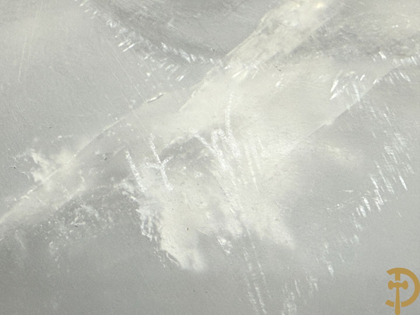 Wolf Helmut (getekend onderaan) Gepolierde schaal/bowl van wit geaderd bergkristal met rechte rand onder getekend WOLF H. (Steinbildhauer, Edelsteingestalter, aus Kirschweiler, Idar-Oberstein),