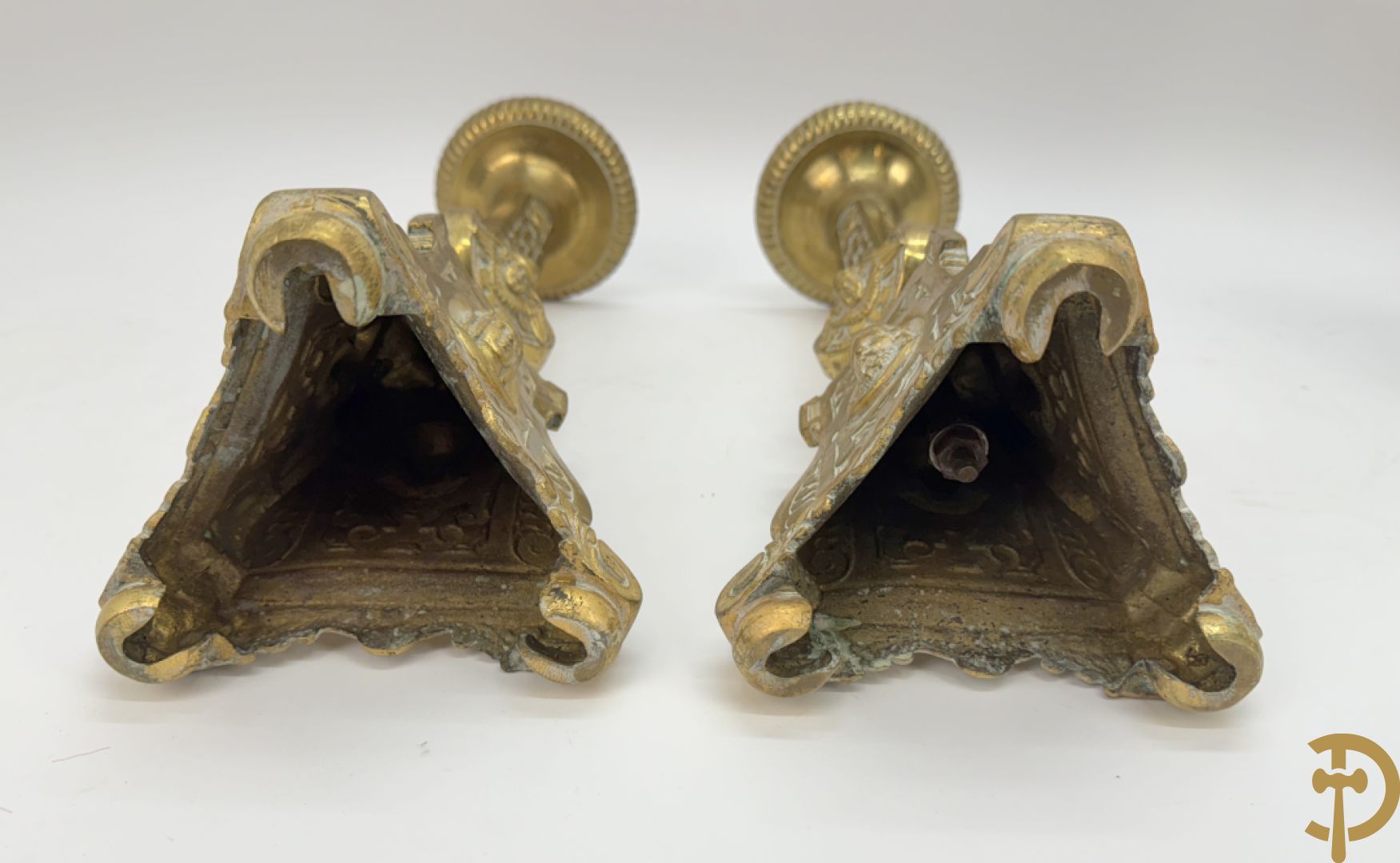 Drie paar religieuse kandelaars in brons en koper