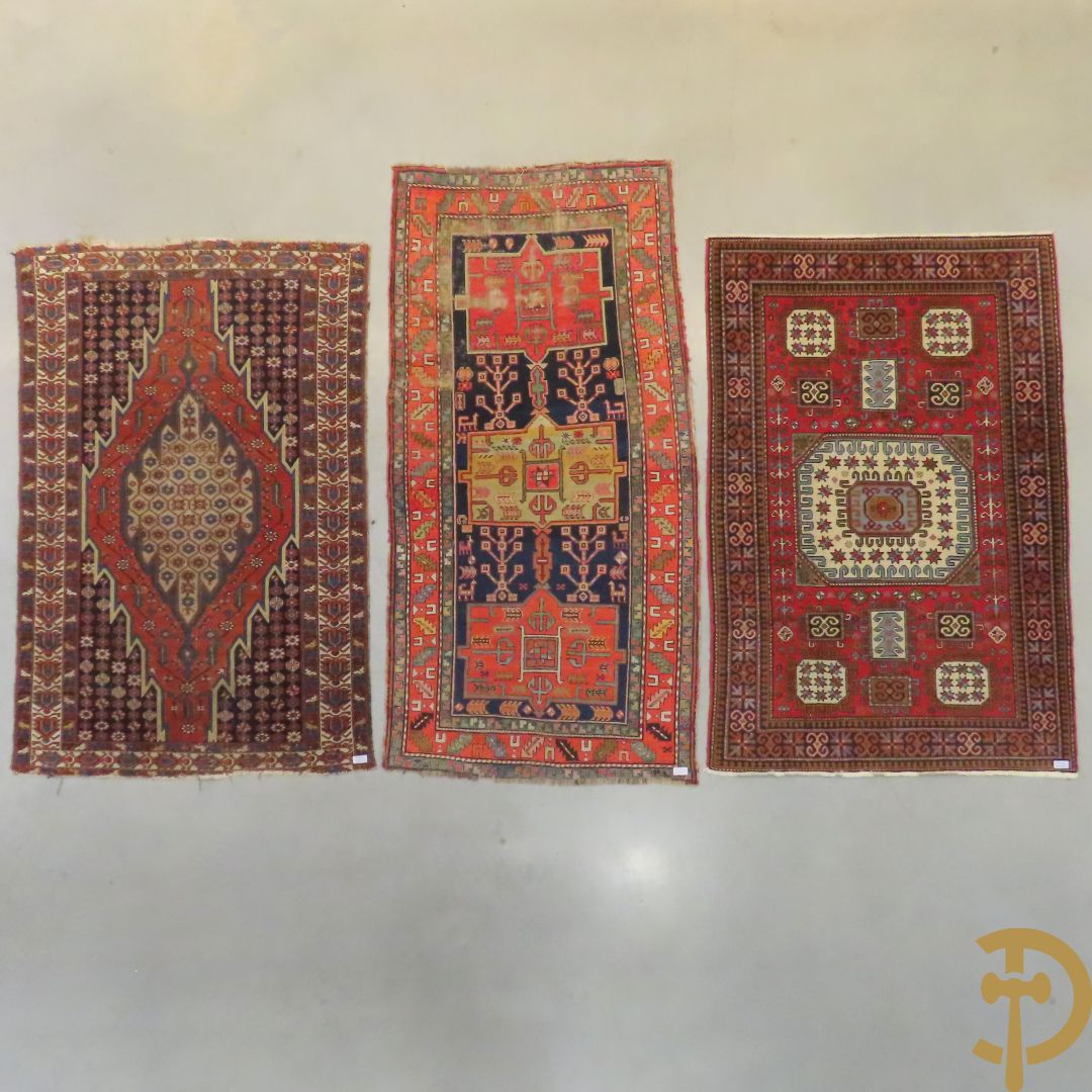 Drie oosterse handgeknoopte tapijten Kaukasus