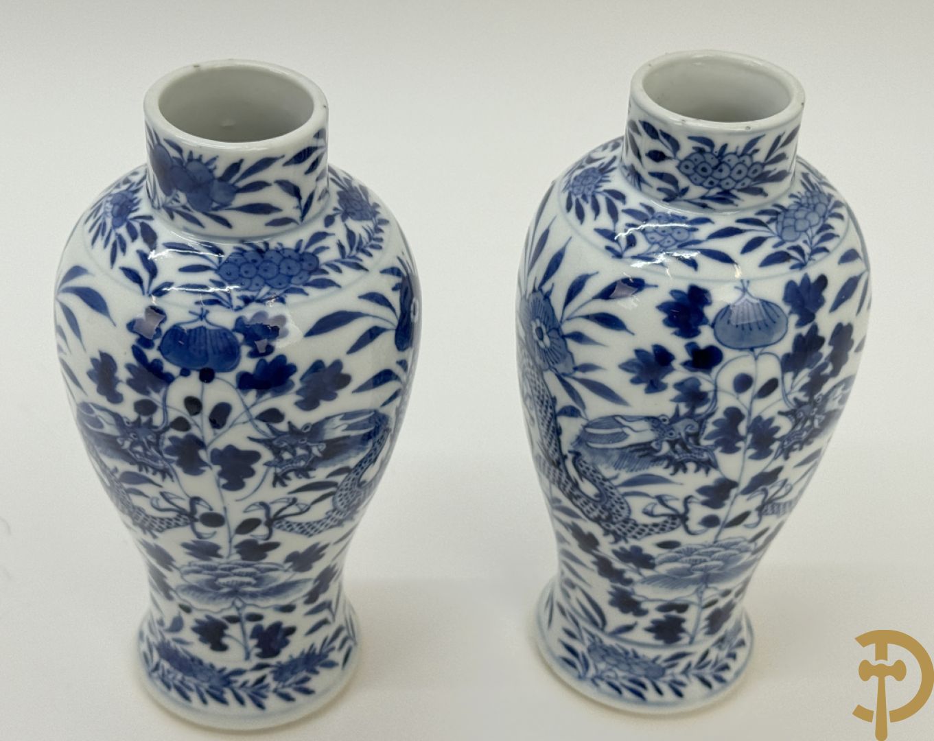 Paar Chinese porseleinen blauw/wit dekselvaasjes met drakendecor, onderaan gemerkt