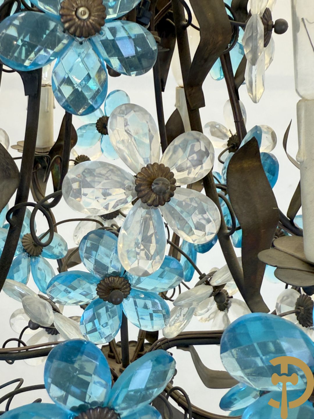 Italiaanse gesmede zesarmige luchter met blauwe glazen bloemmetjes bezet