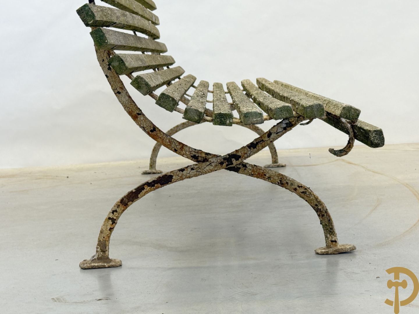 Tuinbank met houten latjes op ijzeren chassis