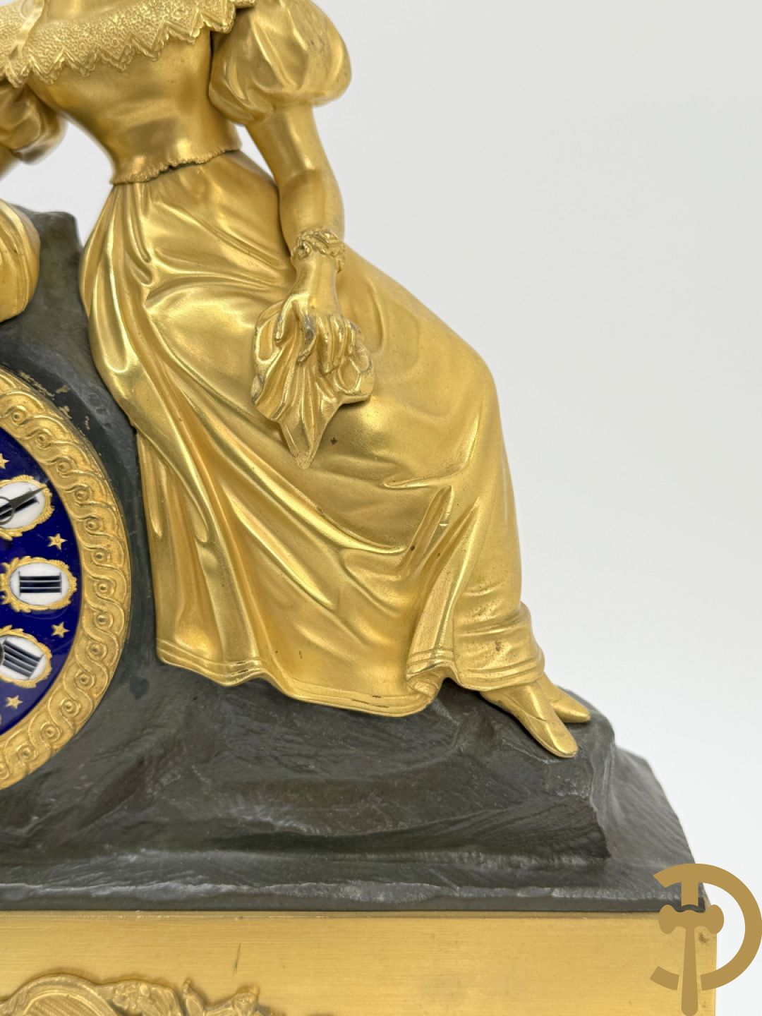 Vergulde pendule met liggende dame en wijzerplaat in blauw email, Charles X