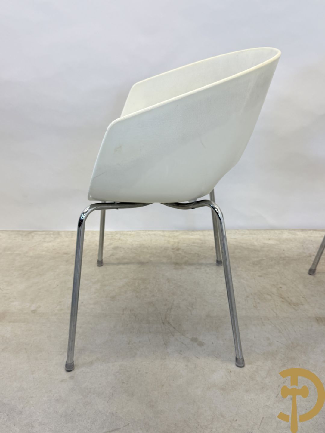 Twee witte vintage stoelen op chromé onderstel, Sintesi Orbit Large ontworpen door Cantarutti