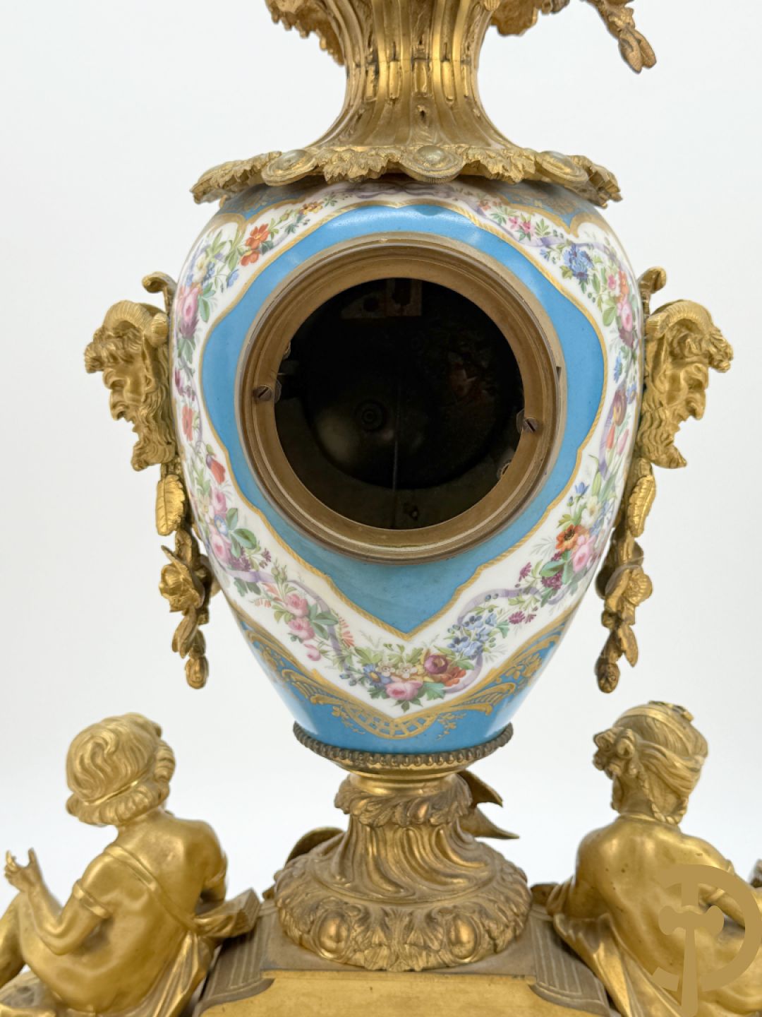 Driedelige bronzen Franse garnituur bezet met cupido