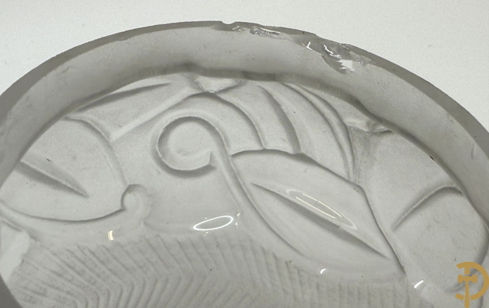 Geperste glazen Art deco vaas, Scailmont H.H. gemerkt  (Henri Heemkerk) + pique fleur in geperst glas met bloemenmotieven Scailmont gemerkt