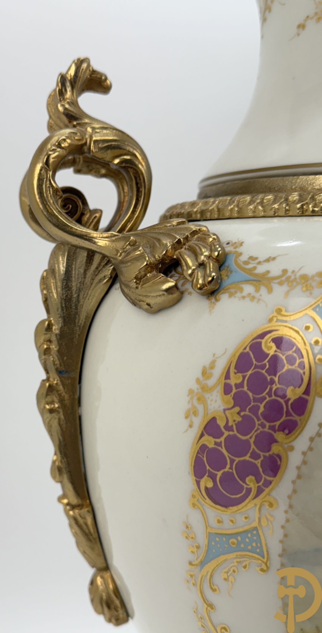 Paar porseleinen Sèvres stijl dekselpotiches met dubbel bedrukt romantisch decor en bezet met bronzen ornamenten