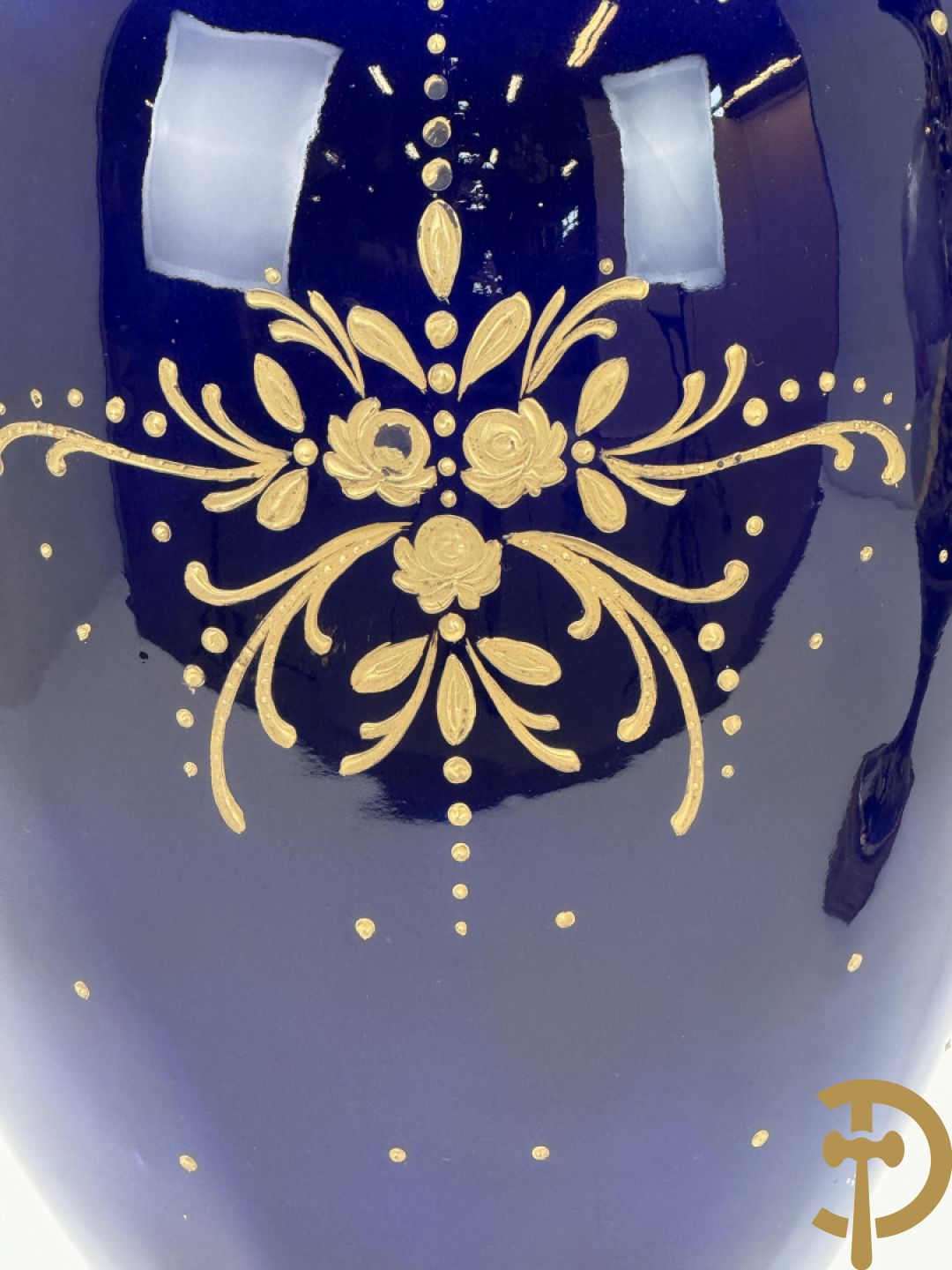 Paar Sèvres stijl vazen met bronzen oren en éénzijdig decor van cupido