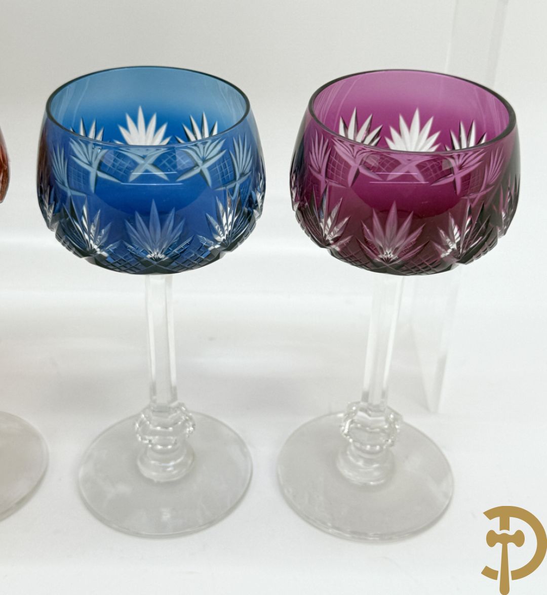 Twaalf gekleurde en geslepen kristallen glazen