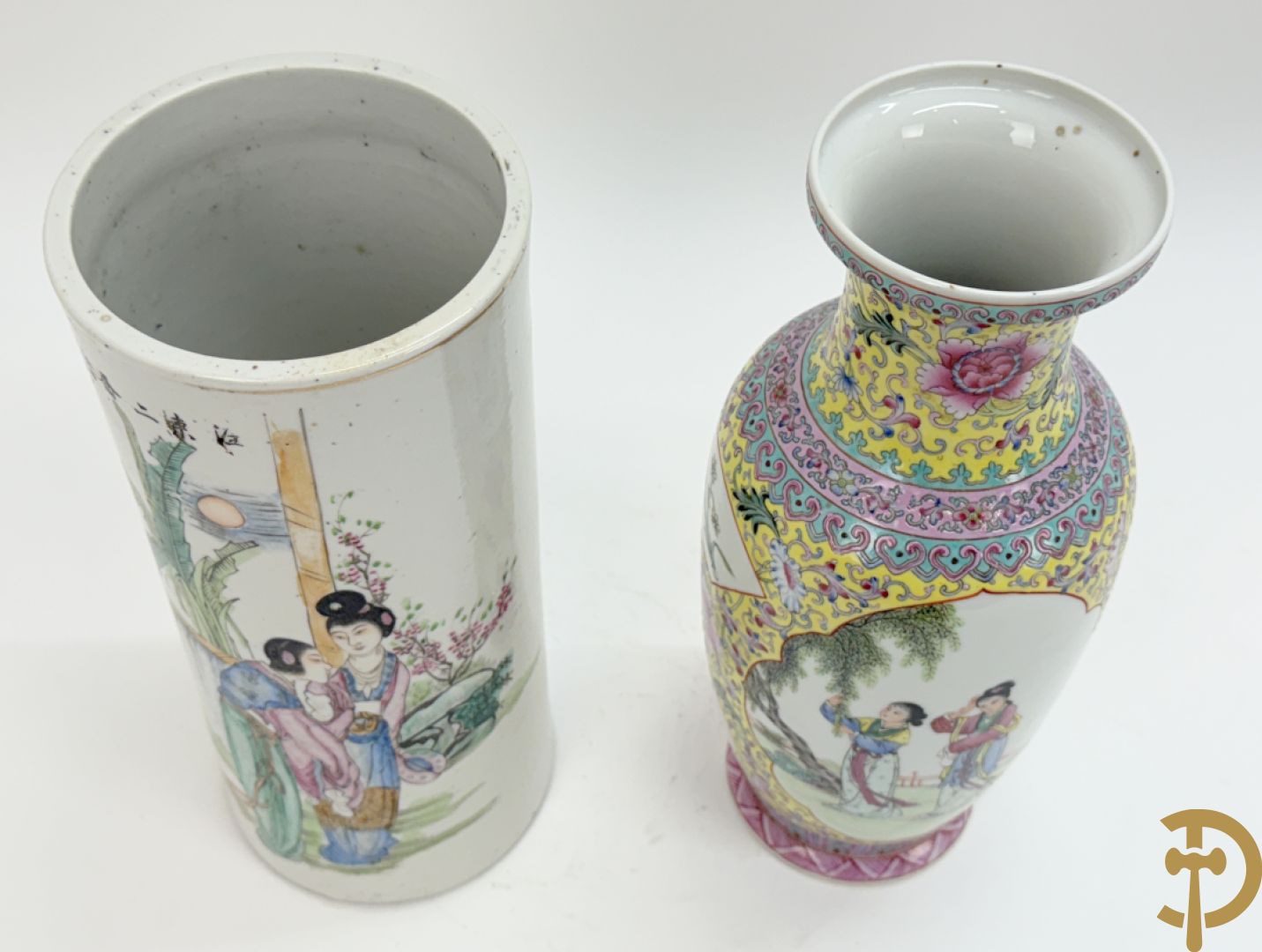 Chinese porseleinen rolvaas met damesdecor, getekend + Chinese porseleinen republieksvaas met damesdecor