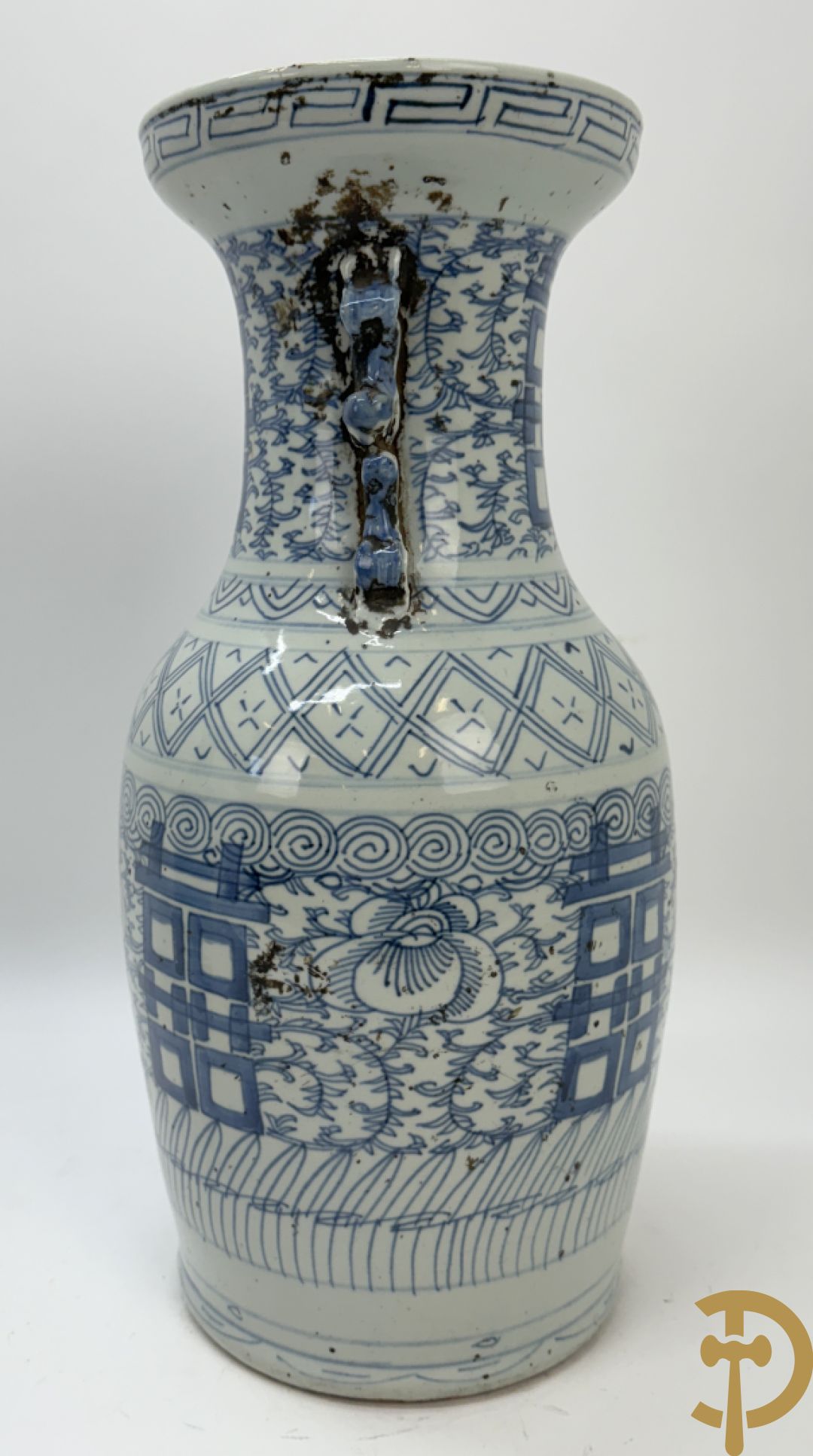 Paar blauw/witte Chinese porseleinen vazen met tekens en accanthusranken, 19e