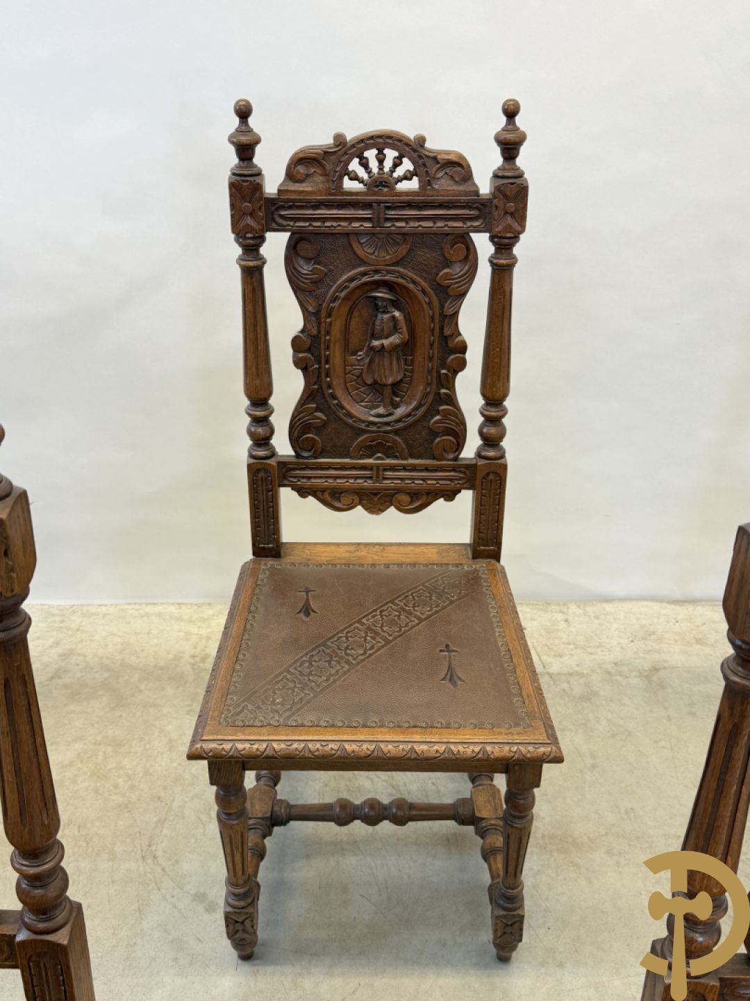 Massief eiken Bretoense eetkamer bestaande uit buffet met 3 deuren boven, 2 deuren onder, lades midden en gesculpteerde geanimeerde scènes + desserte + uittrekbare tafel + 6 stoelen + extra allonge