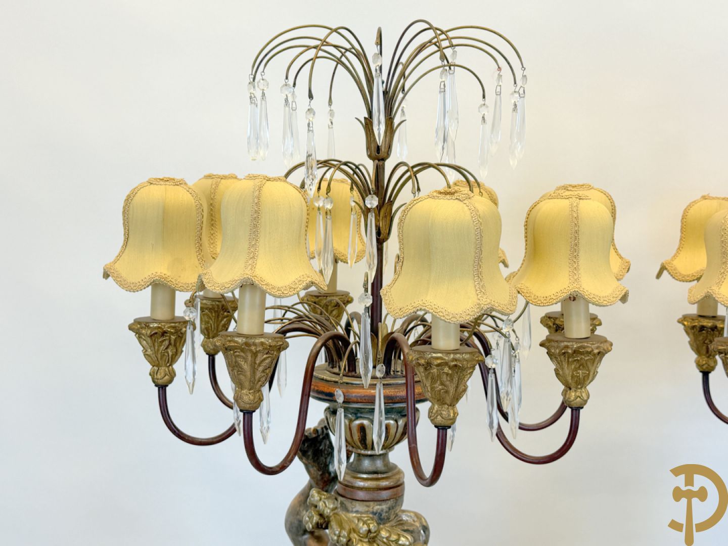 Paar gepolychromeerde dames op sokkel, bekroond met achtarmige kandelaar met lichtpunten en bellen, Italiaans, jaren 