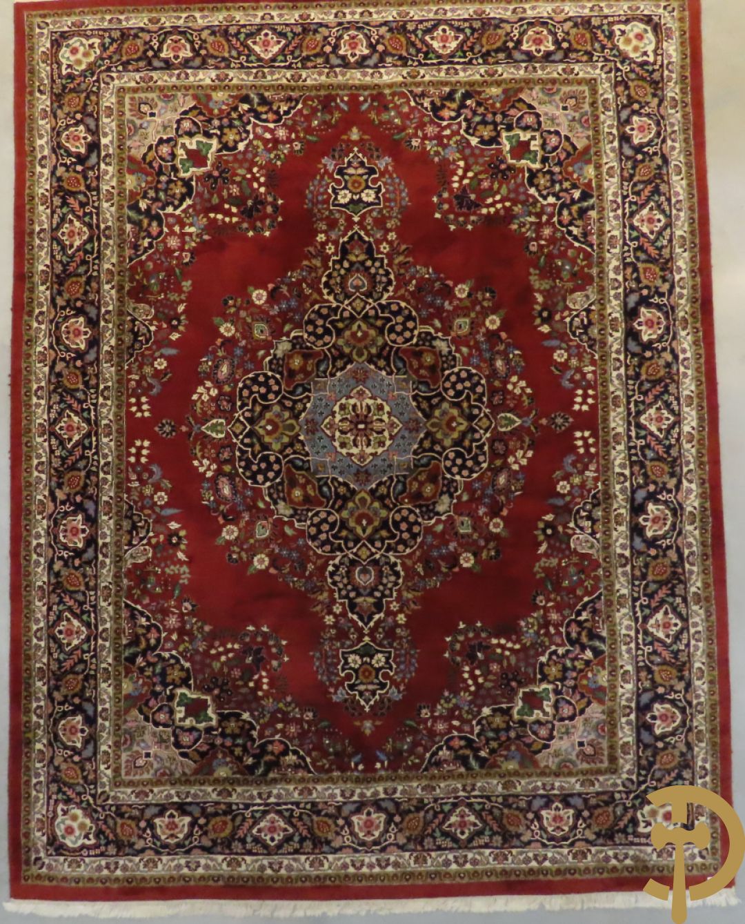 Oosters handgeknoopt tapijt met centraal medaillon en bloemenmotieven op rode fond, Tabriz