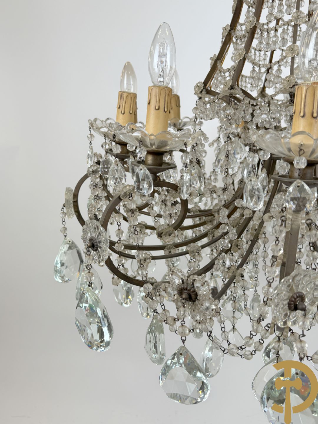 Italiaanse ijzeren luchter met kristallen bellen