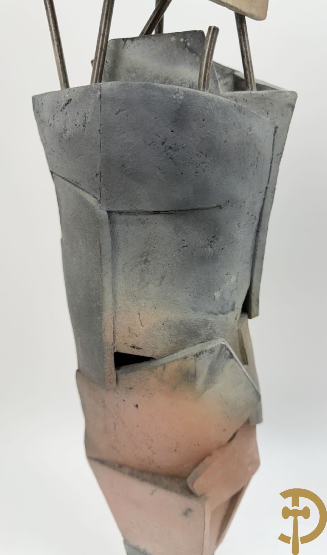 VANDEWEGE Rik getekend onderaan 8816 en 8817 - Twee moderne keramieken abstracte figuren