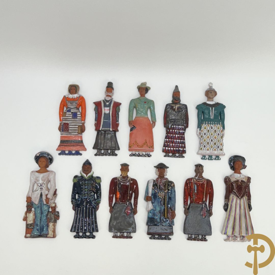 Elf keramieken basreliefs van reuzen