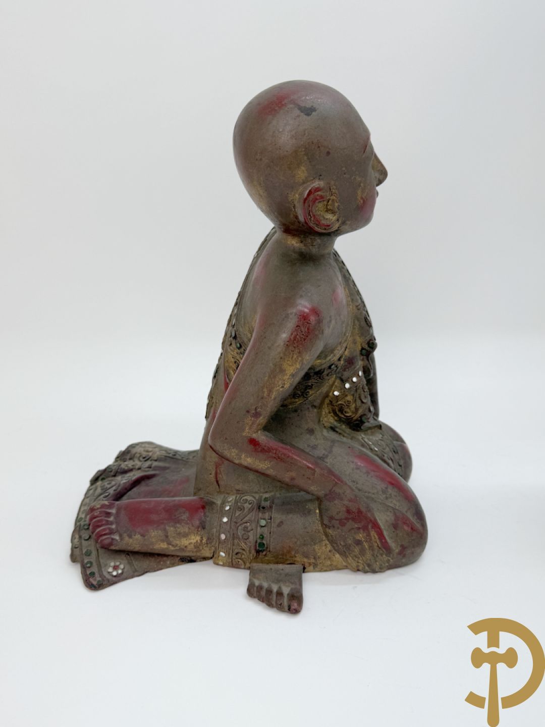 Negen houtgesculpteerde boedhistische figuren waarvan enkele verguld