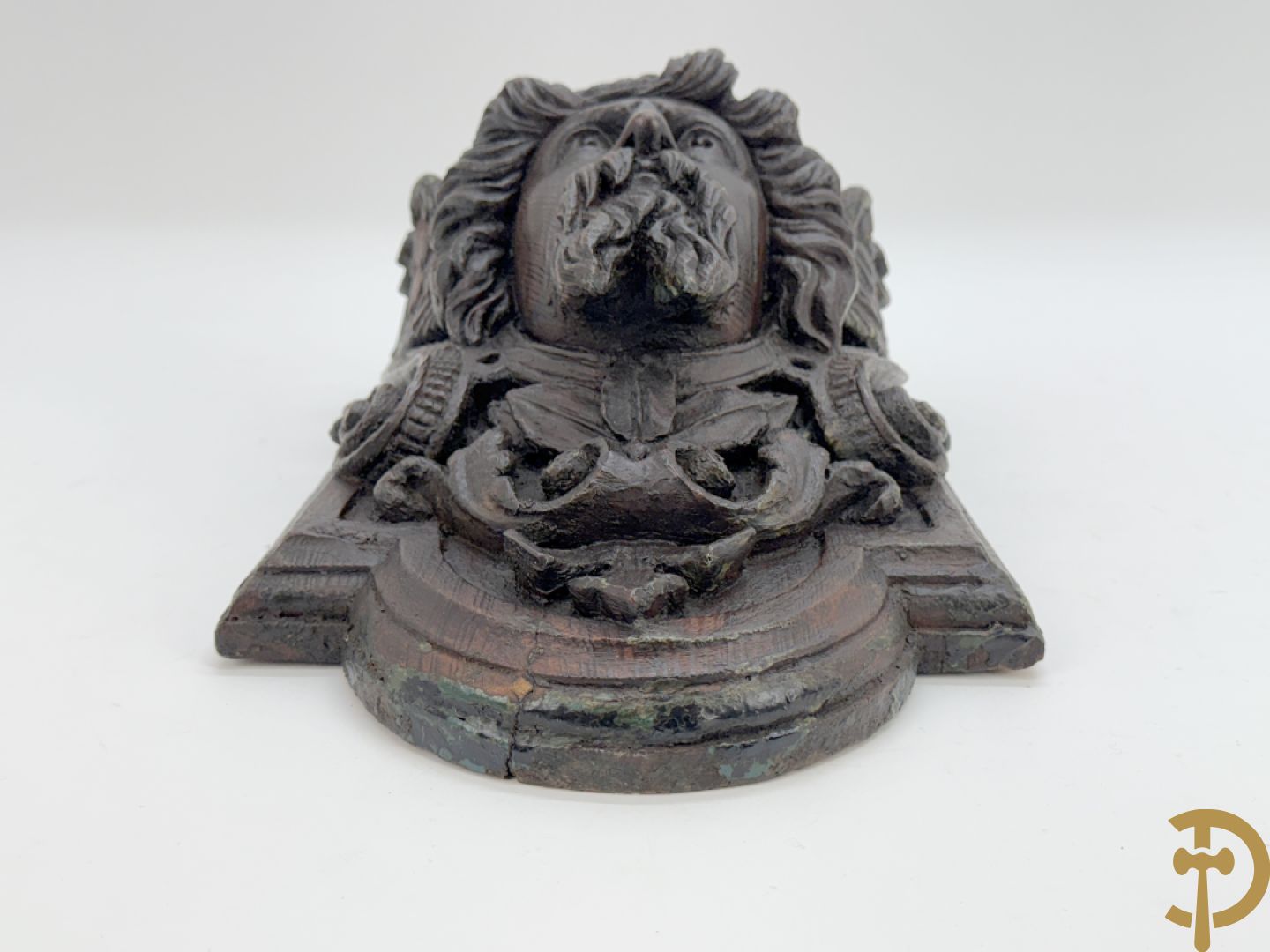 Paar muurhoeksteunen van hout met gesculpteerde hoofden man en vrouw