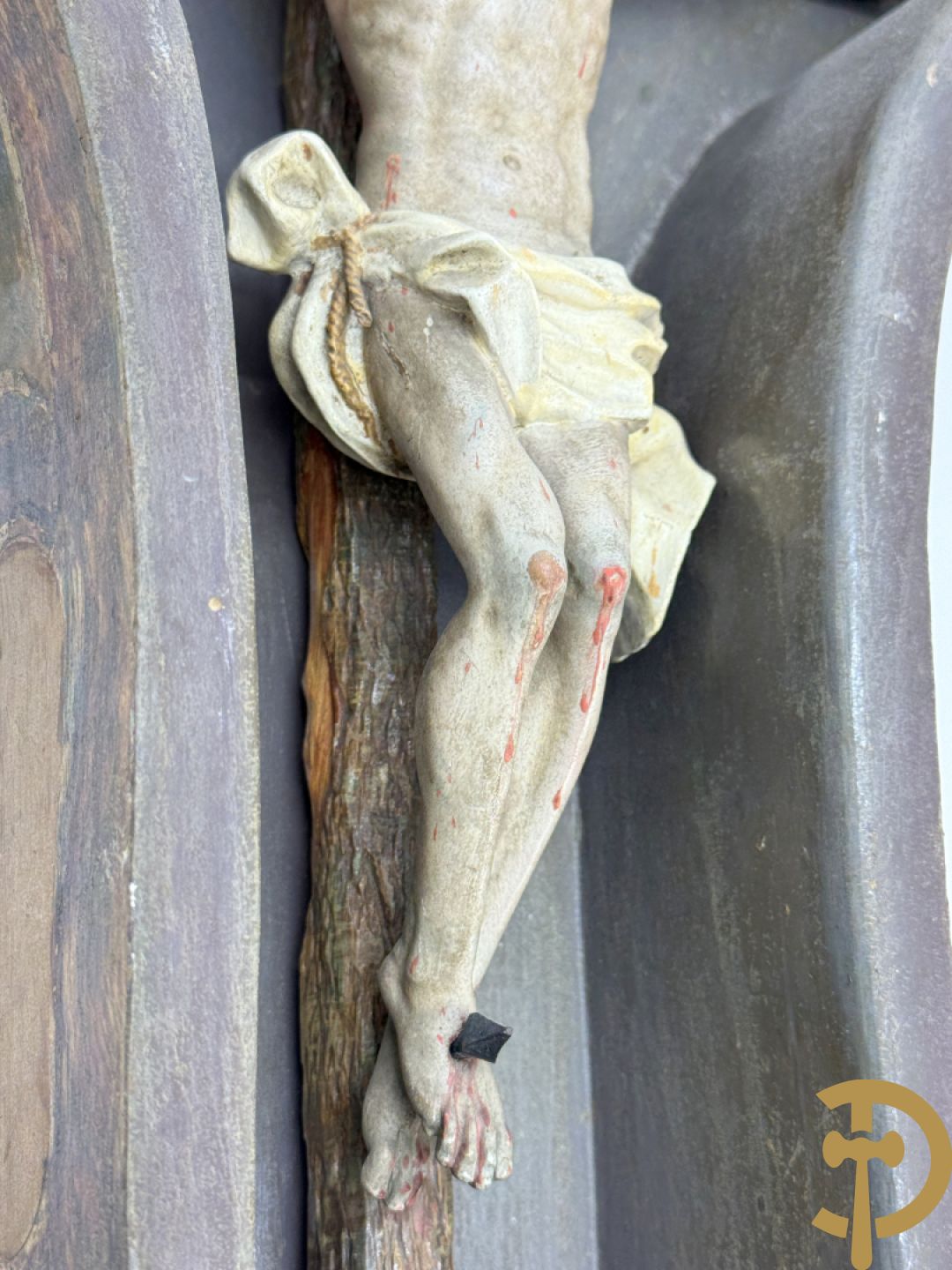 Houtgesculpteerde en gepolychromeerde Christus aan het kruis in openklapbaar gespolychromeerd kastje