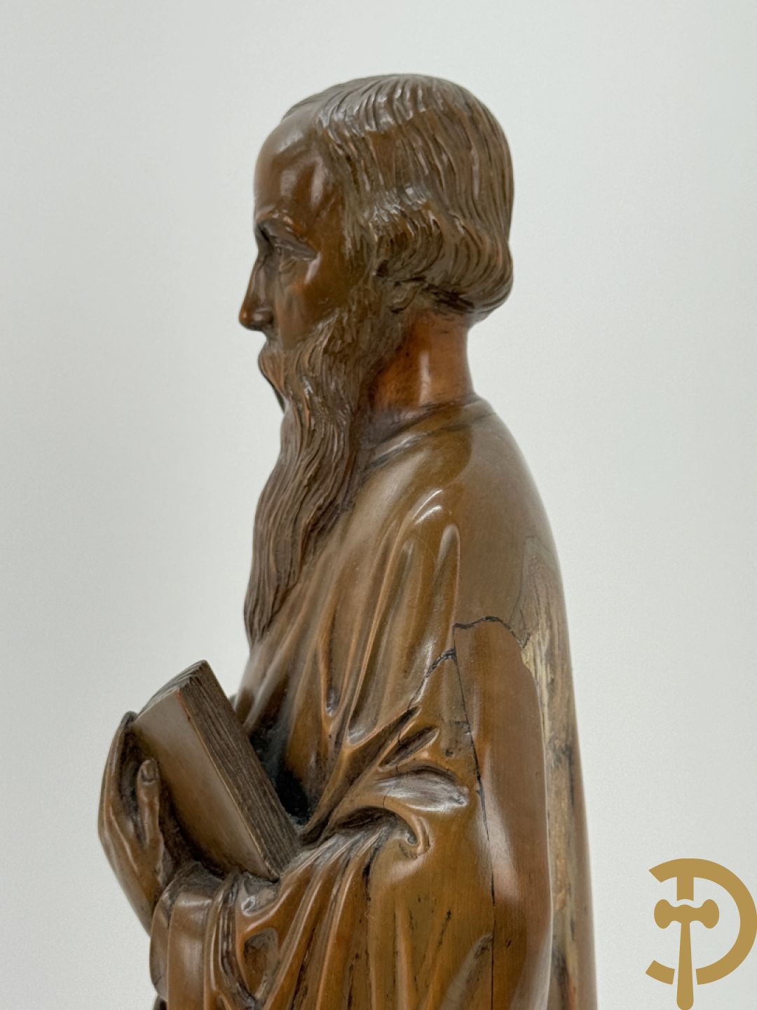 Houtsculptuur van evangelist met zwaard