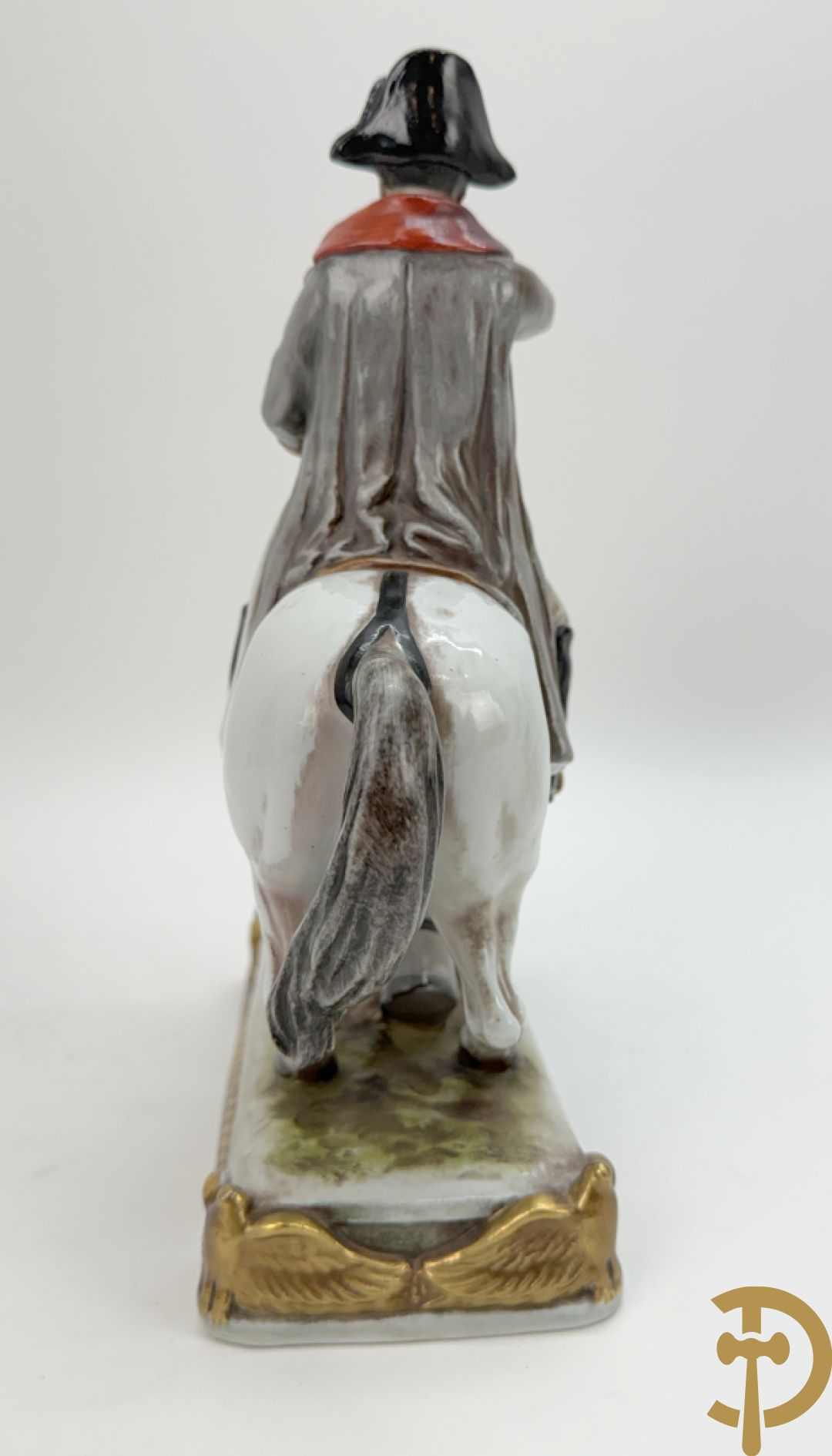 Porseleinen Napoleonistische figuren w.o. Napoleon te paard, 2 officieren, staande Napoleon en 4 kleine figuren