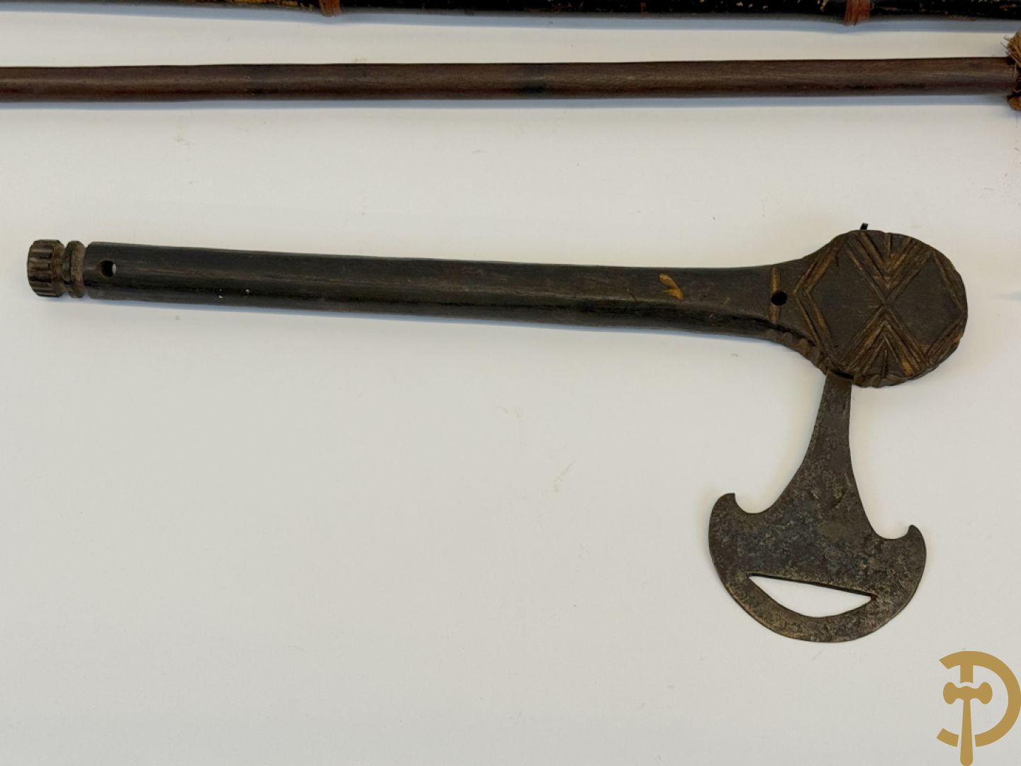 Zes Afrikaanse machetes, 4 speren, bronzen ruilmiddel en 2 bronzen armbanden