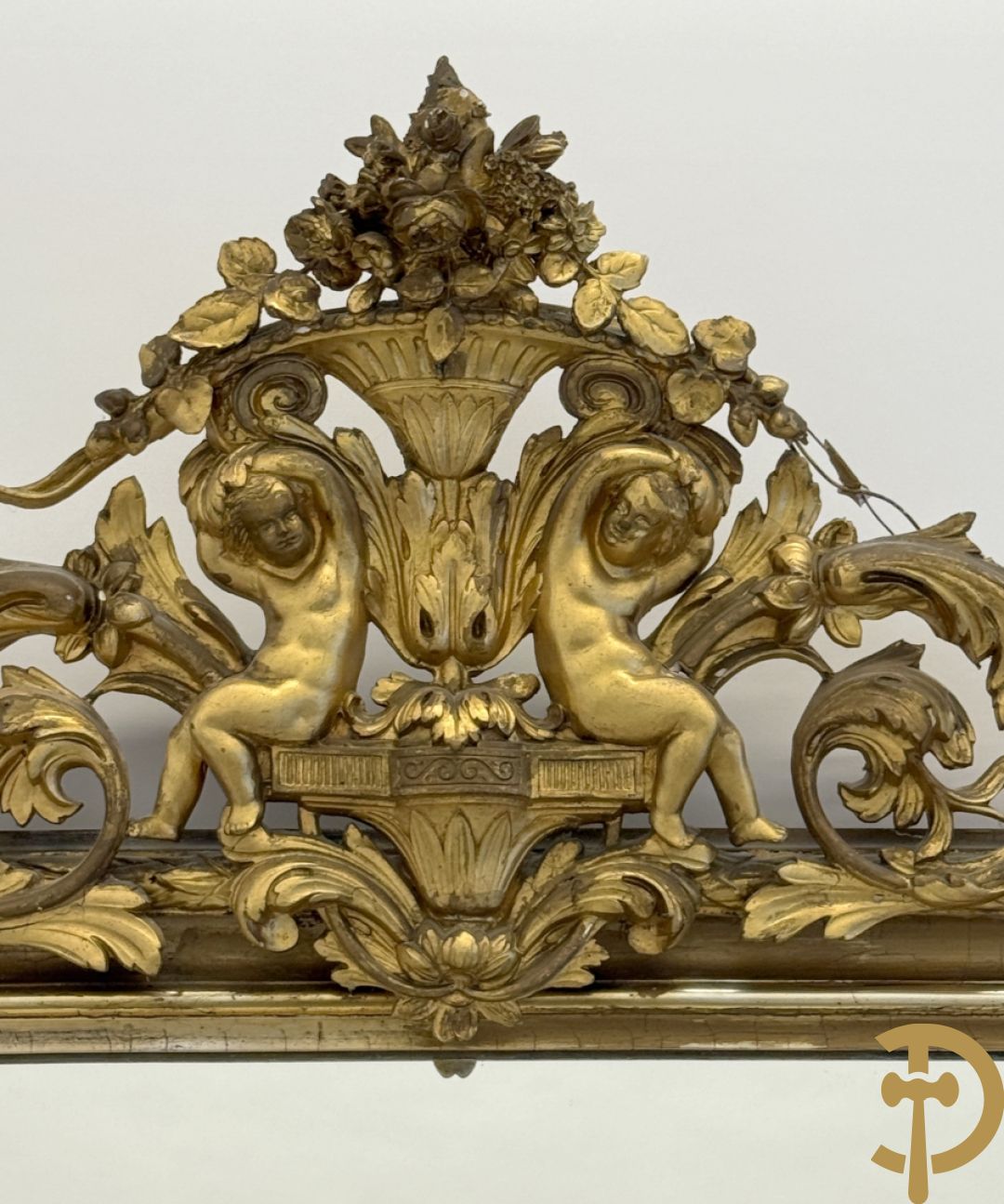 Grote vergulde hall spiegel bezet met troffee van cupido