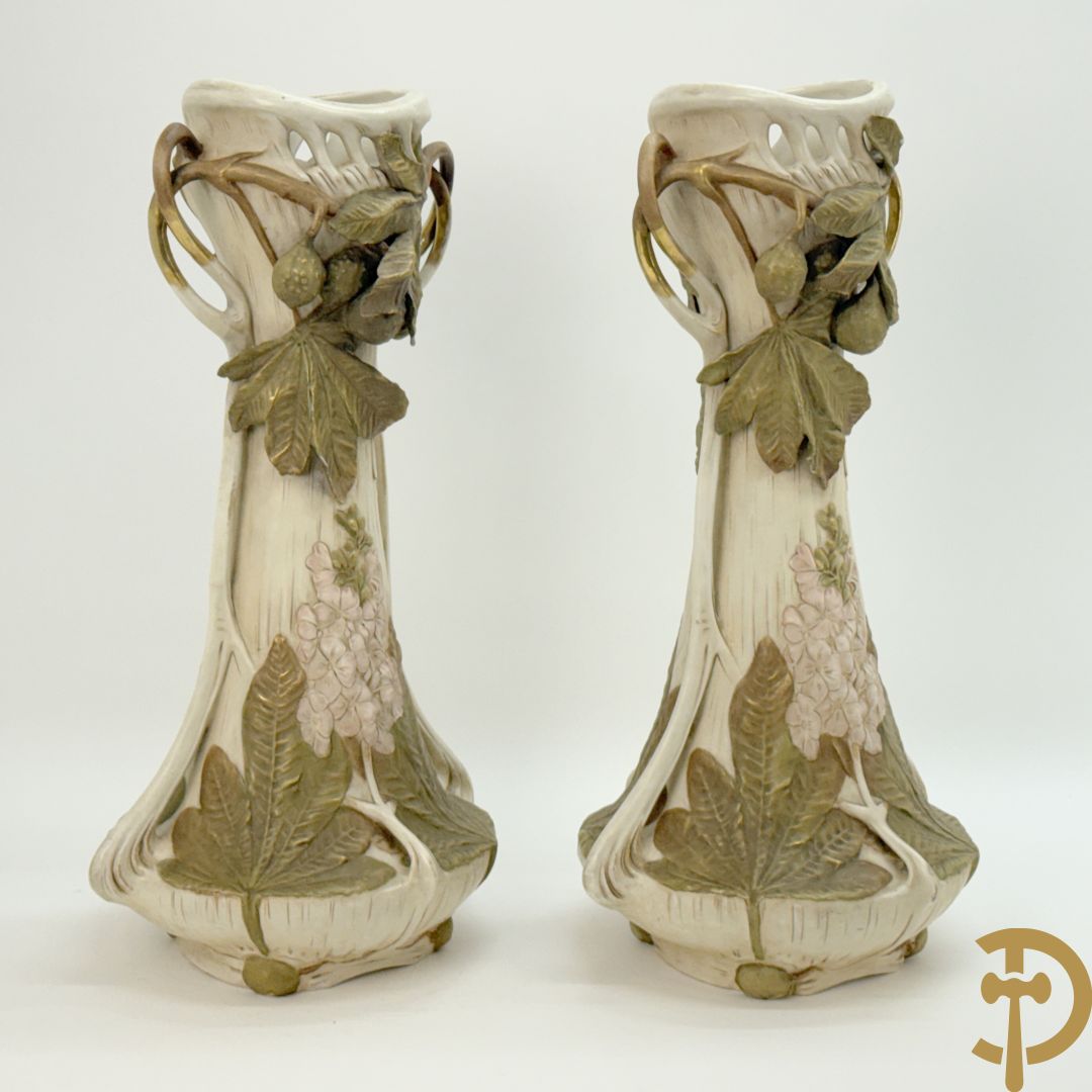 Paar Royal Dux vazen met bloemen bezet