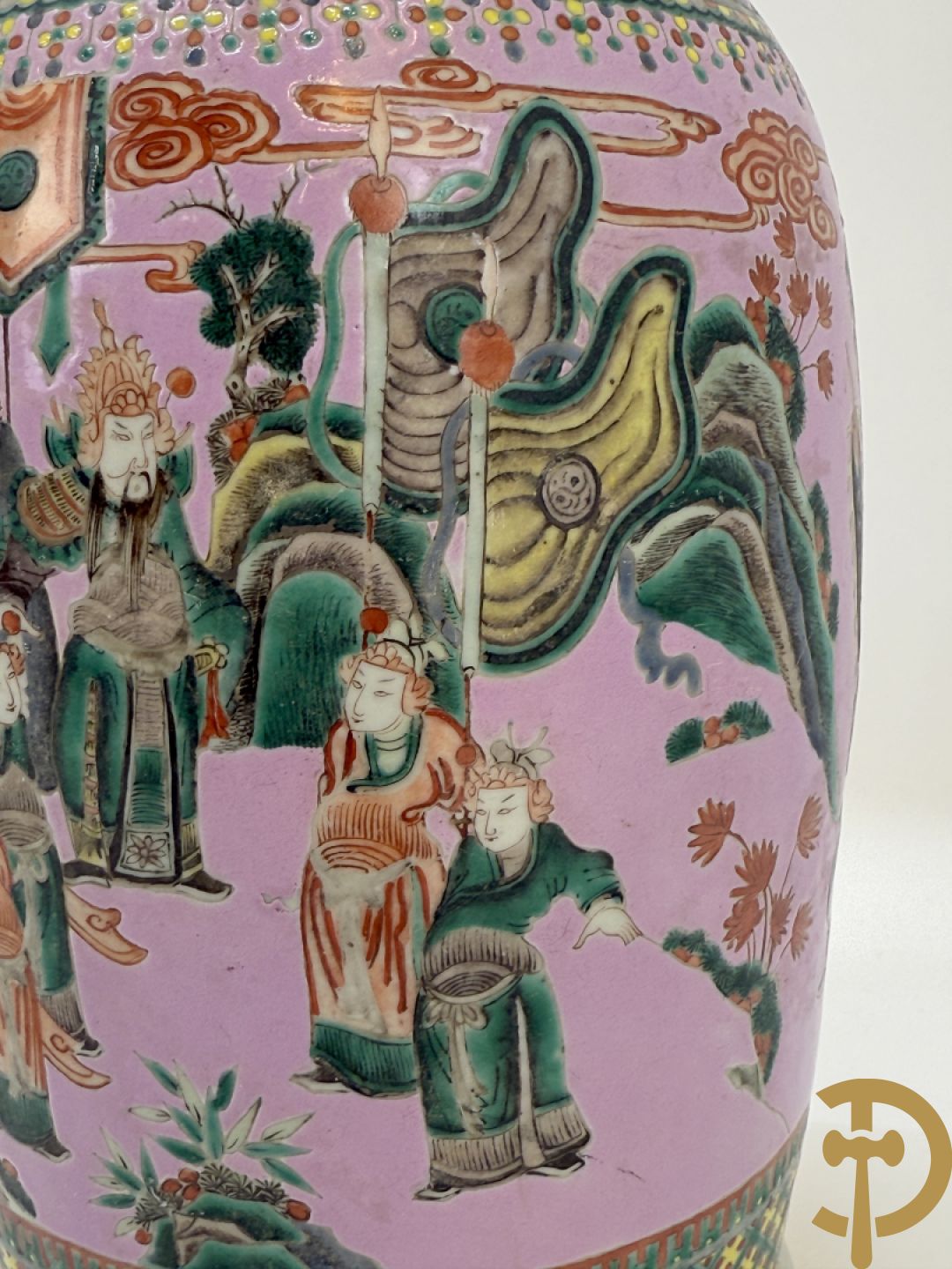 Chinese porseleinen meerkleurige vaas met decor van wijsgeren in landschap