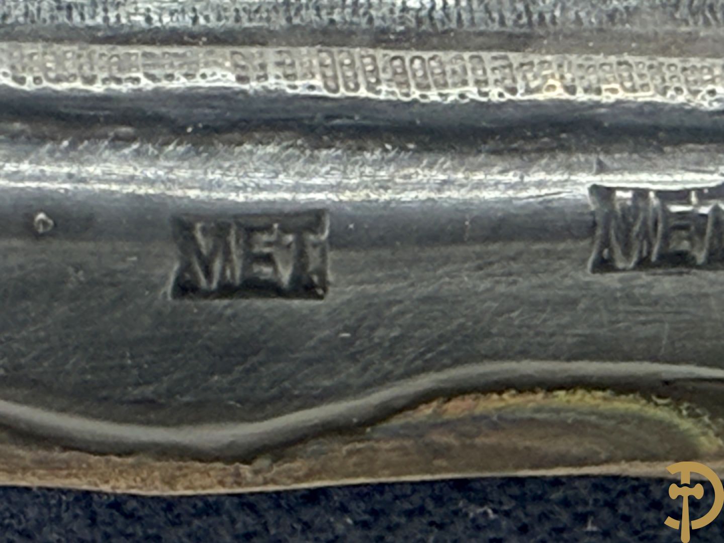 Ikoon met voorstelling van Madonna met kind en verzilverde rizza bezet met email