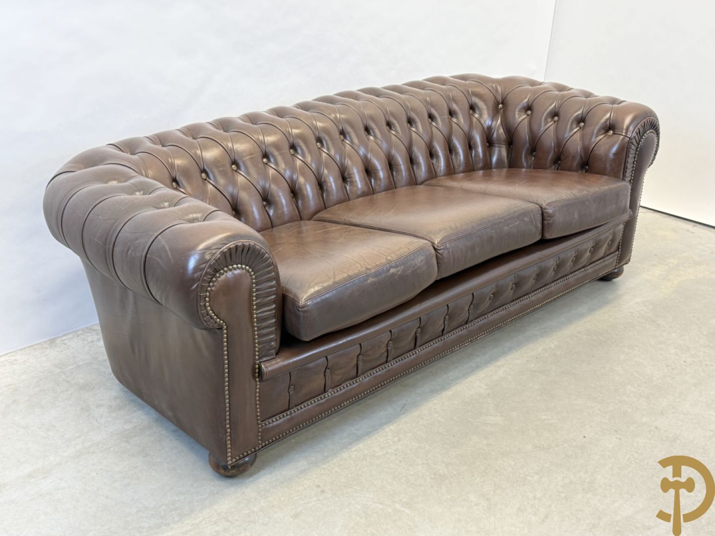 Bruin lederen driezit en club chesterfield