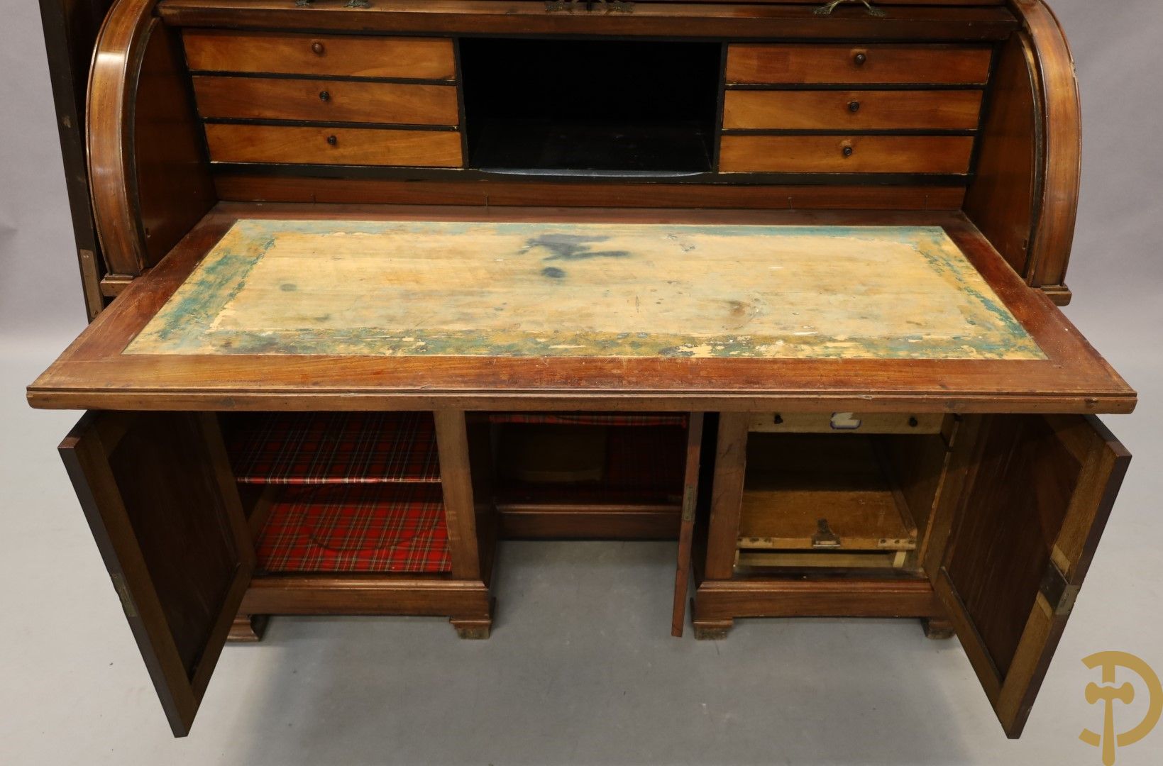 Imposant notelaren cilinderbureau met bovenbouw met ingemaakte lades, cilinderklep en uittrekbaar schrijfblad - drie deuren onderaan - 19e